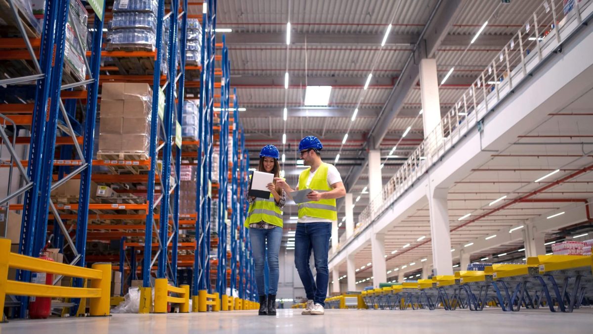 Empleados realizando recuento de existencias en un almacén