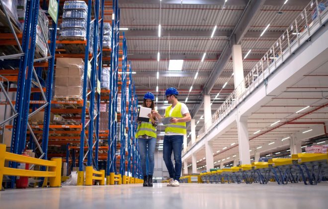 Empleados realizando recuento de existencias en un almacén