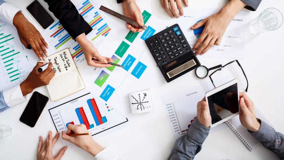 Empleados reunidos para cerrar el ejercicio contable