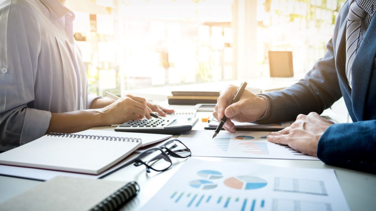 Empleados cerrando el ejercicio contable
