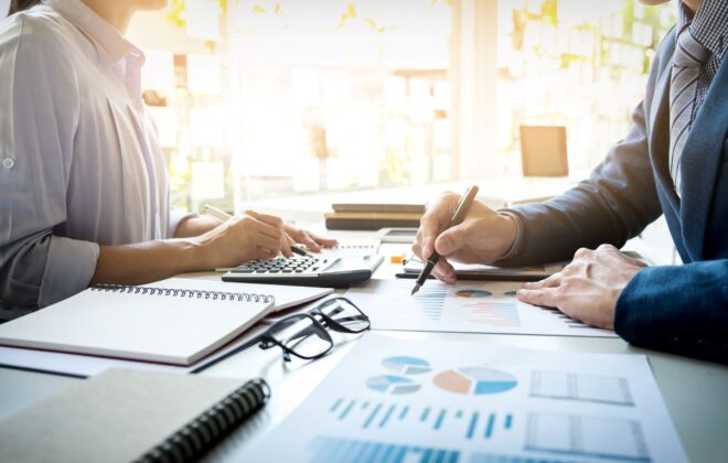 Empleados cerrando el ejercicio contable